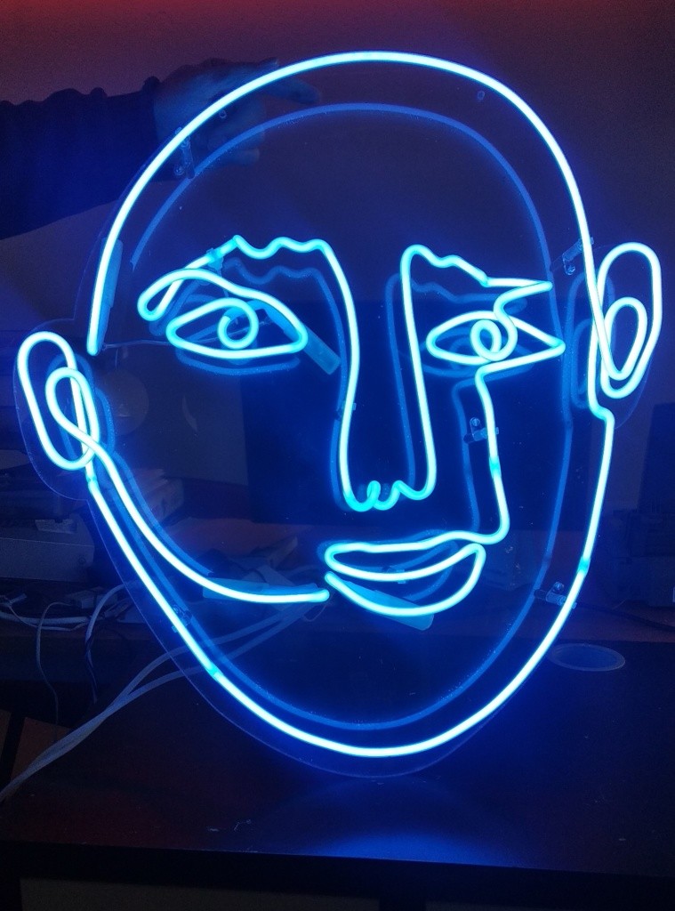 Νεον τοποθετημένο σε πλαστικό